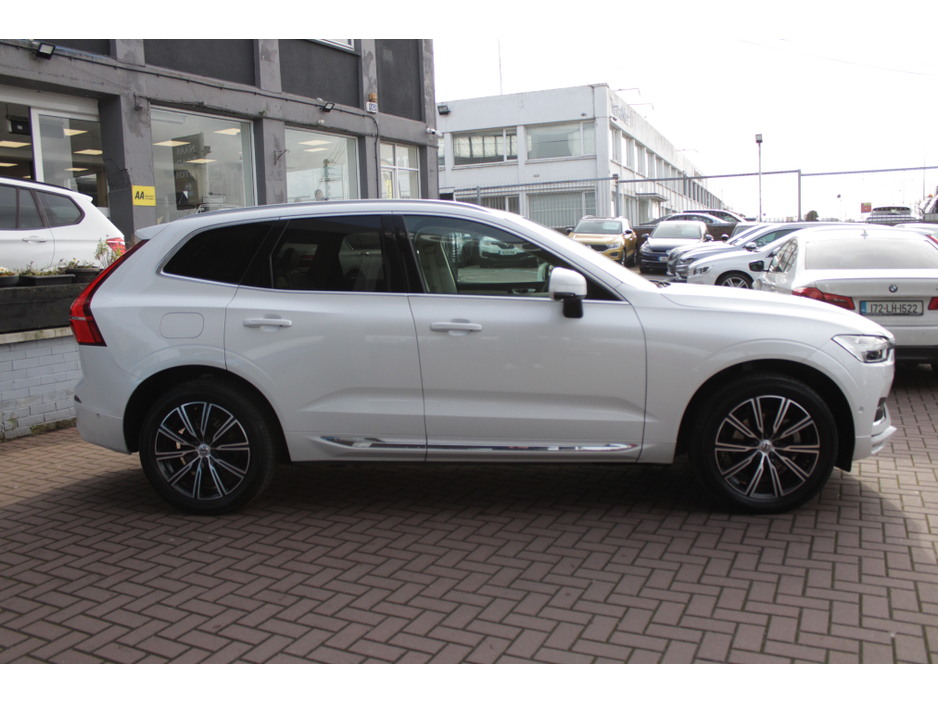 2020 Volvo XC60 - image 3