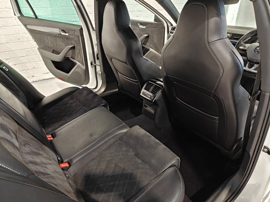 2018 Skoda Superb - image 17