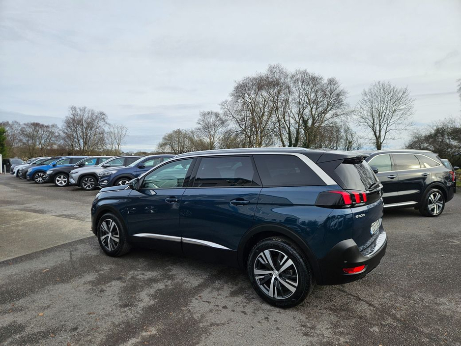 2023 Peugeot 5008 - image 3