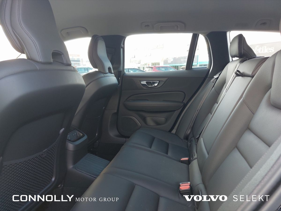 2025 Volvo V60 - image 5