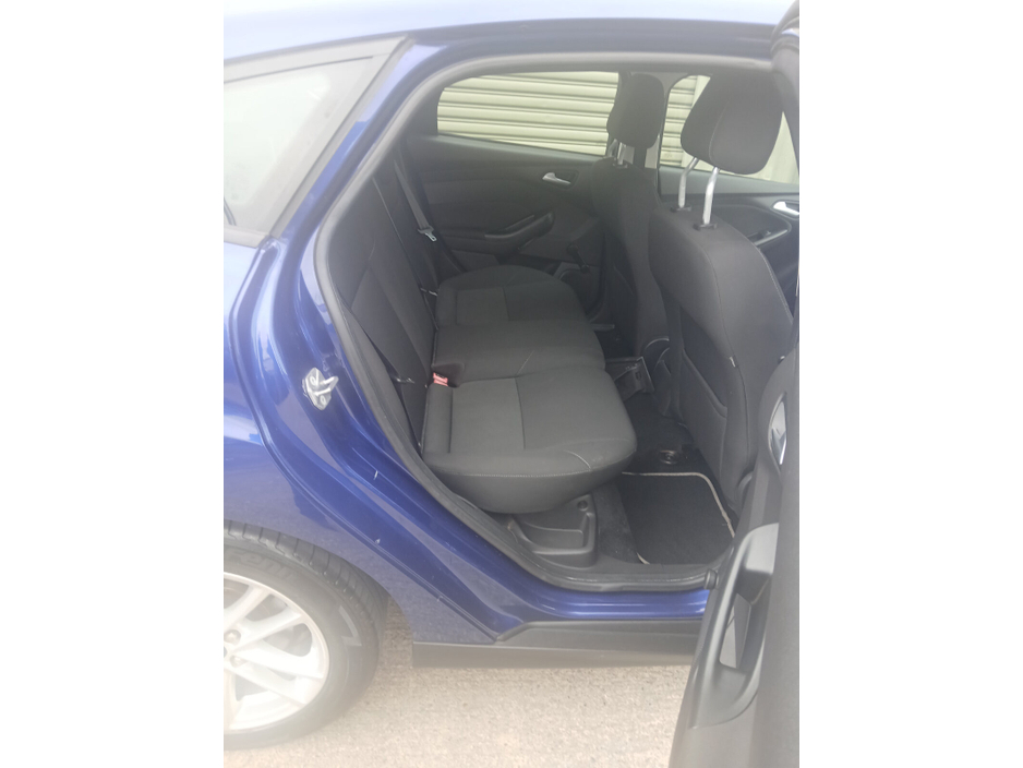 2016 Ford Focus - image 13