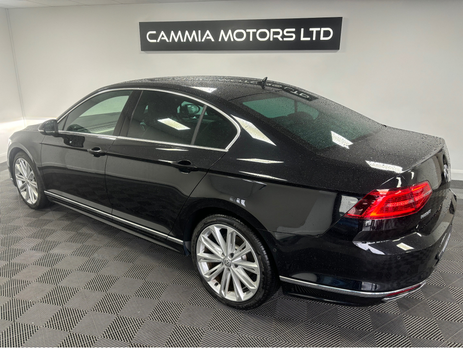 2017 Volkswagen Passat - image 3