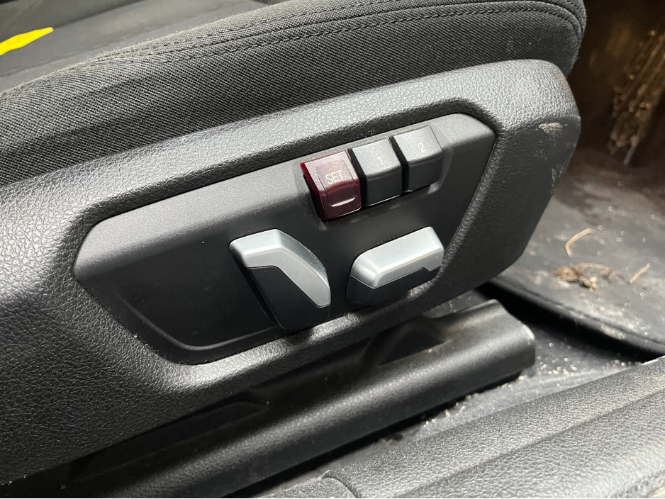 2017 BMW 3 Series - image 12