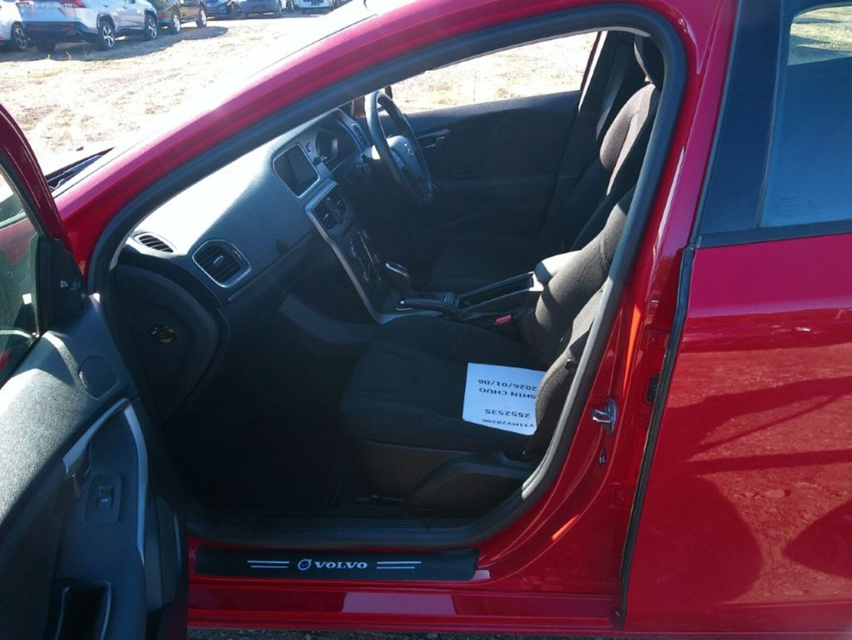 2018 Volvo V40 - image 9