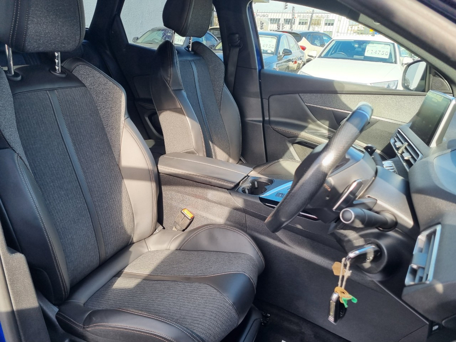 2018 Peugeot 3008 - image 13
