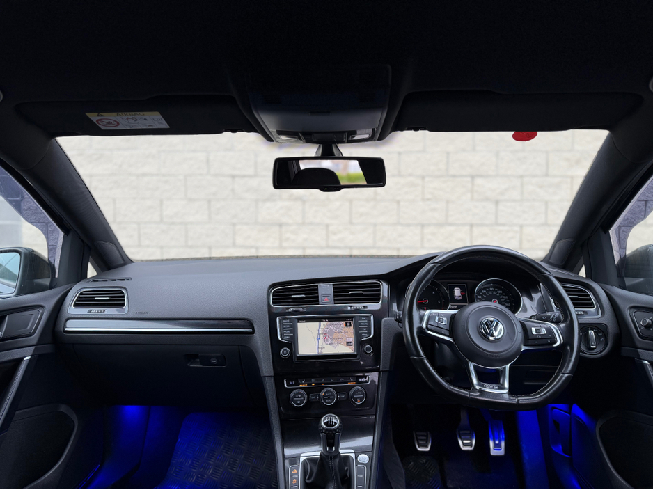 2015 Volkswagen Golf - image 11