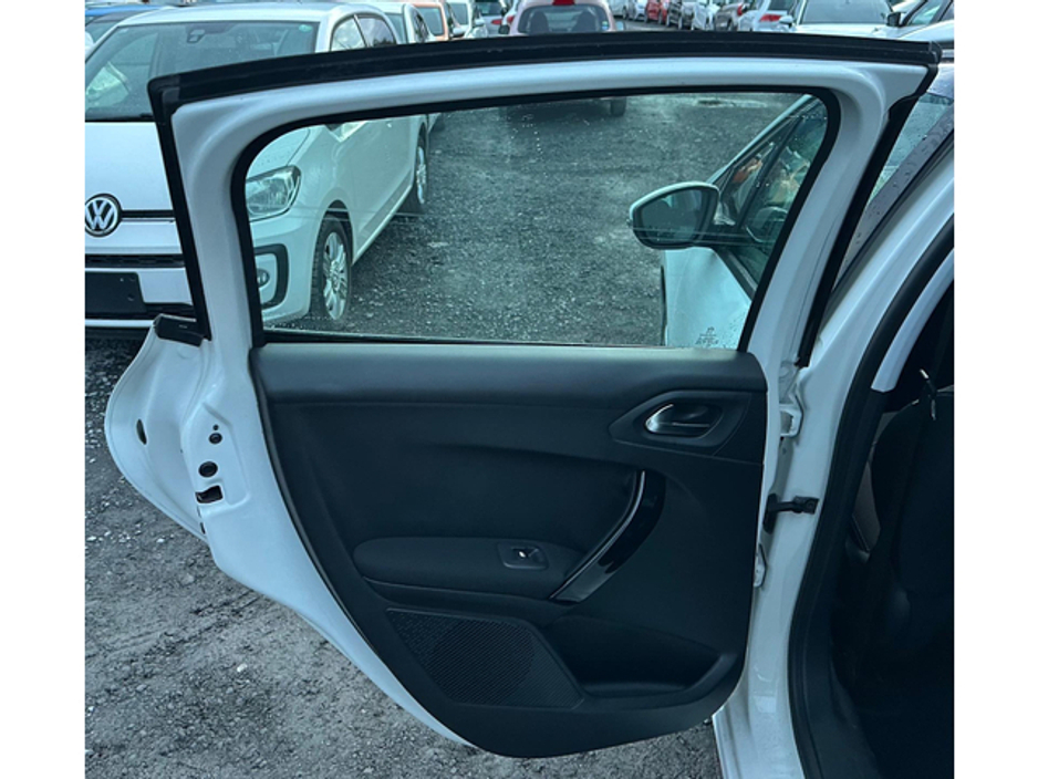 2016 Peugeot 208 - image 12