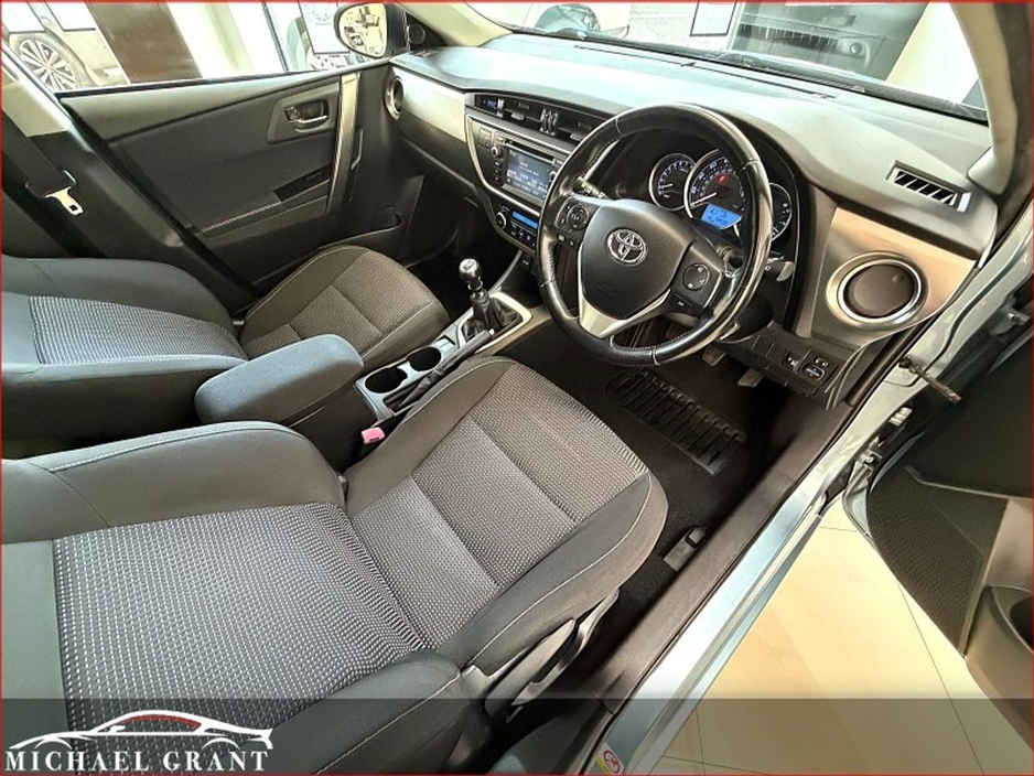 2014 Toyota Auris - image 13