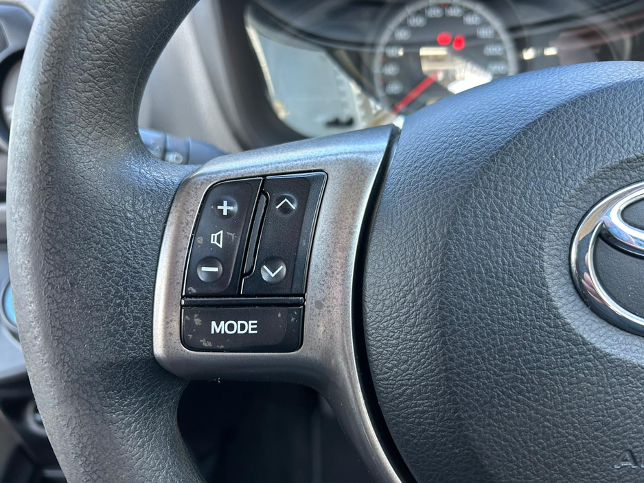 2016 Toyota Yaris - image 10