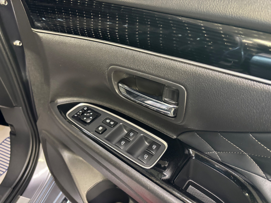 2018 Mitsubishi Outlander - image 10