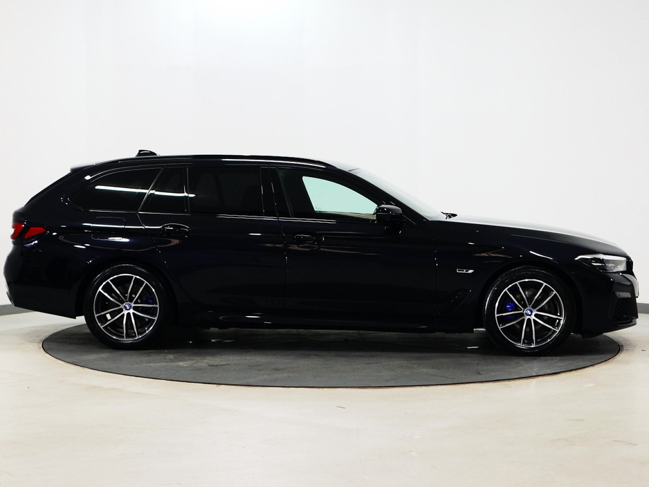 2022 BMW 5 Series - image 2