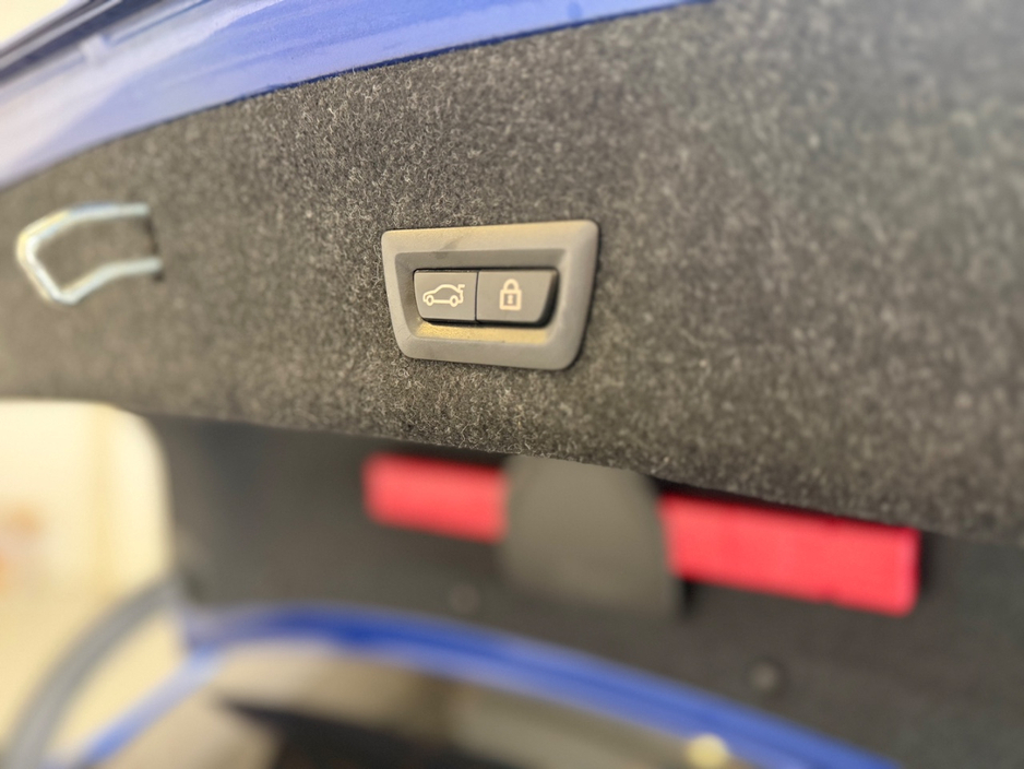 2021 BMW 3 Series - image 19