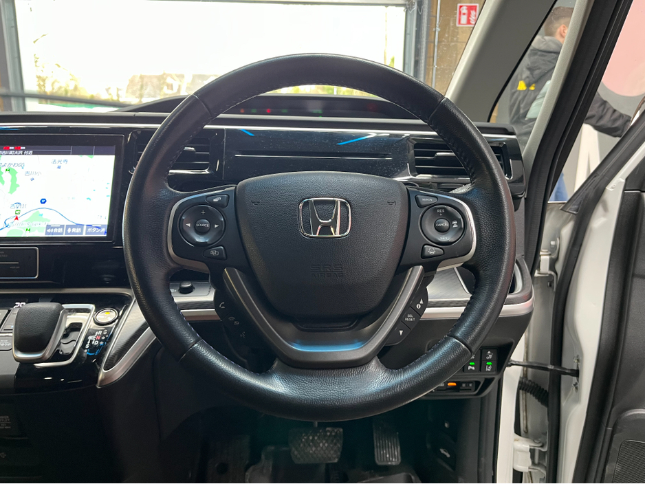 2021 Honda Stepwagon - image 10