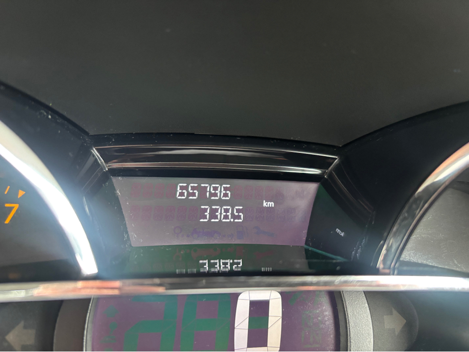 2013 Renault Clio - image 9