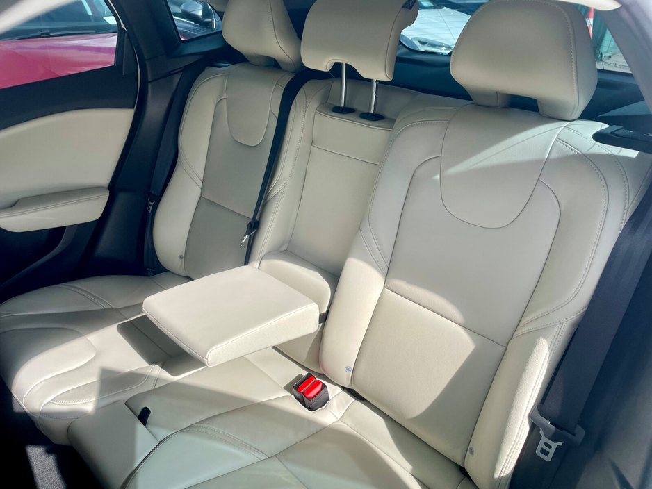 2018 Volvo V40 - image 23
