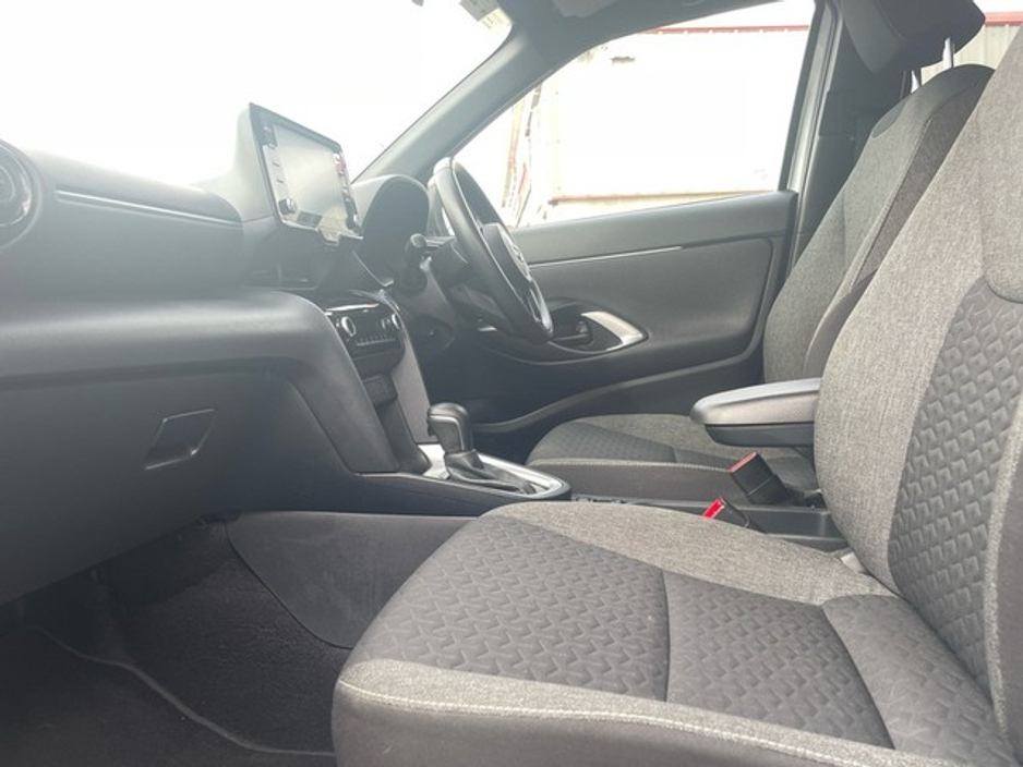 2024 Toyota Yaris Cross - image 6