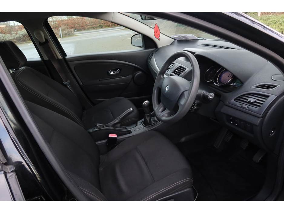 2013 Renault Fluence - image 11