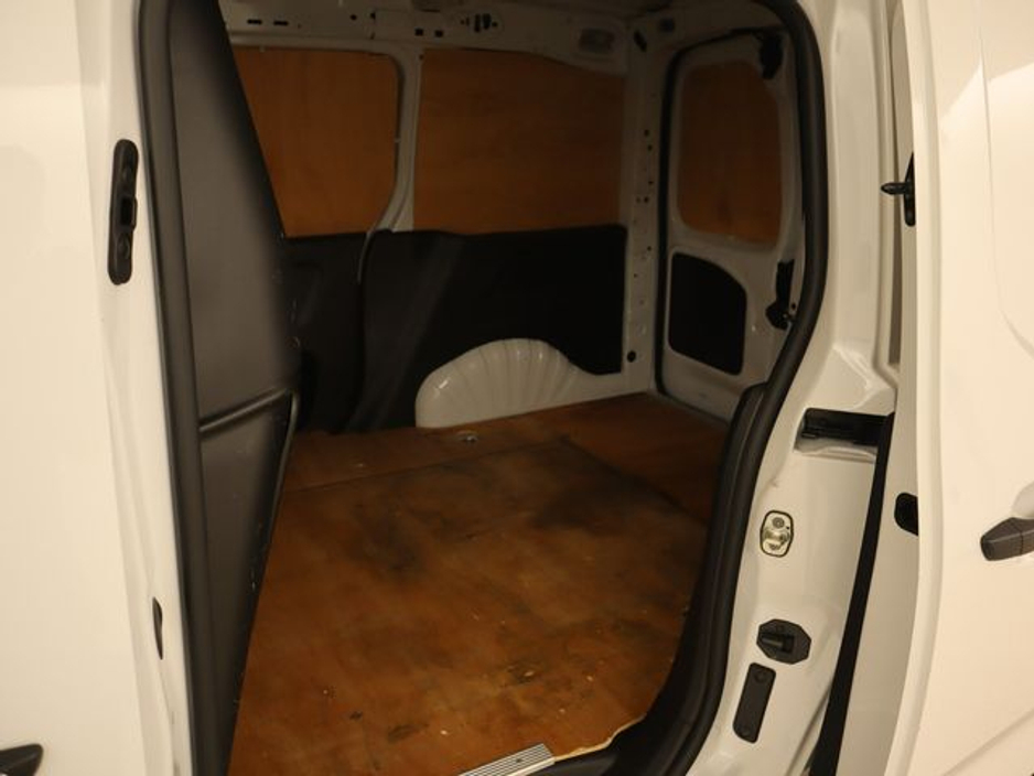 2022 Peugeot Partner - image 14