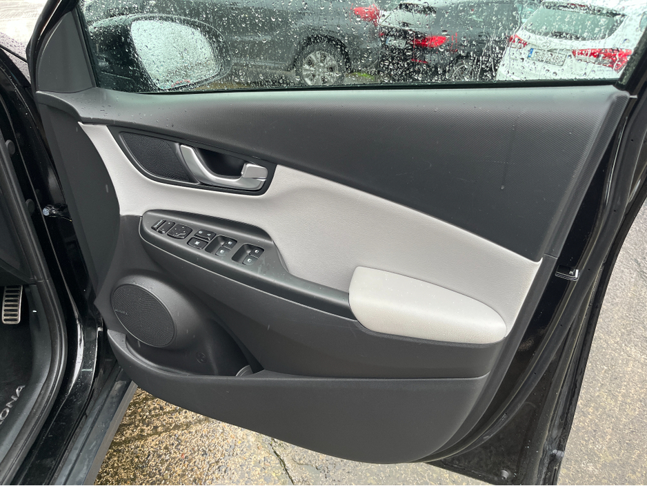 2023 Hyundai Kona KAUAI PREMIUM 64KWH EV //FULL LEATHER//HEATED SEATS AND STEERING WHEEL//REVERSE CAMERA//SAT NAV//KRELL SOUND SYSTEM// €23,950