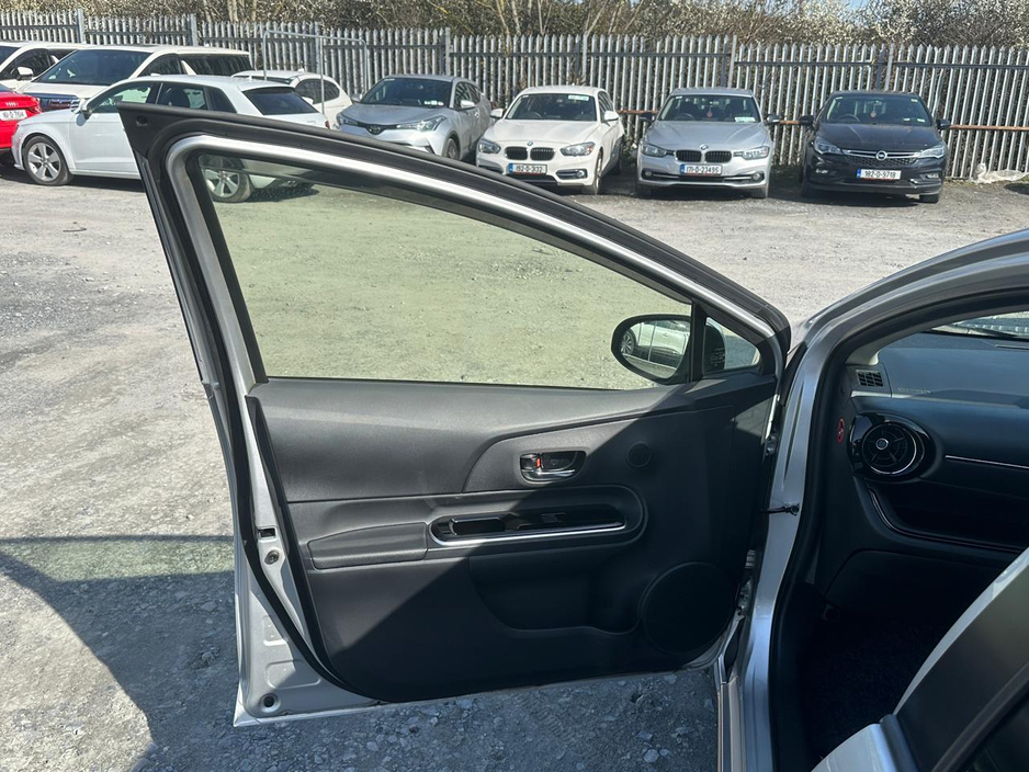 2015 Toyota Aqua - image 10