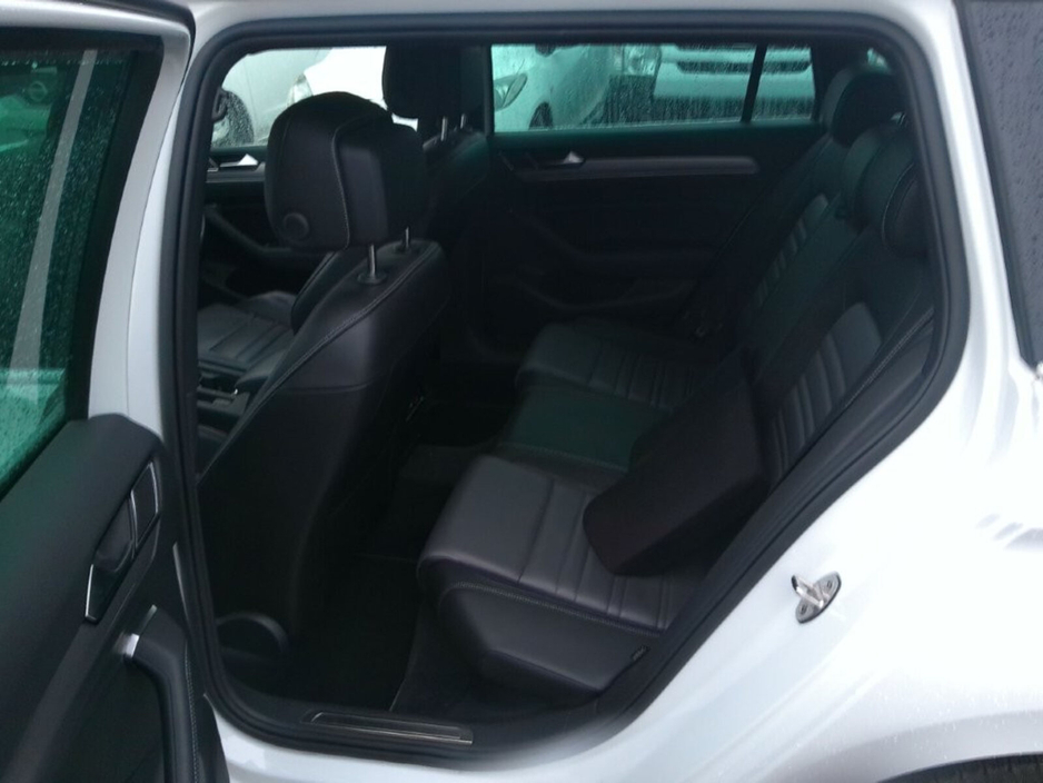 2019 Volkswagen Passat - image 13