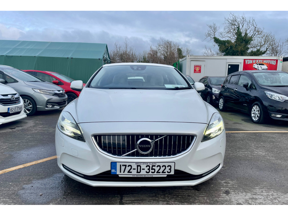 2017 Volvo V40 - image 3