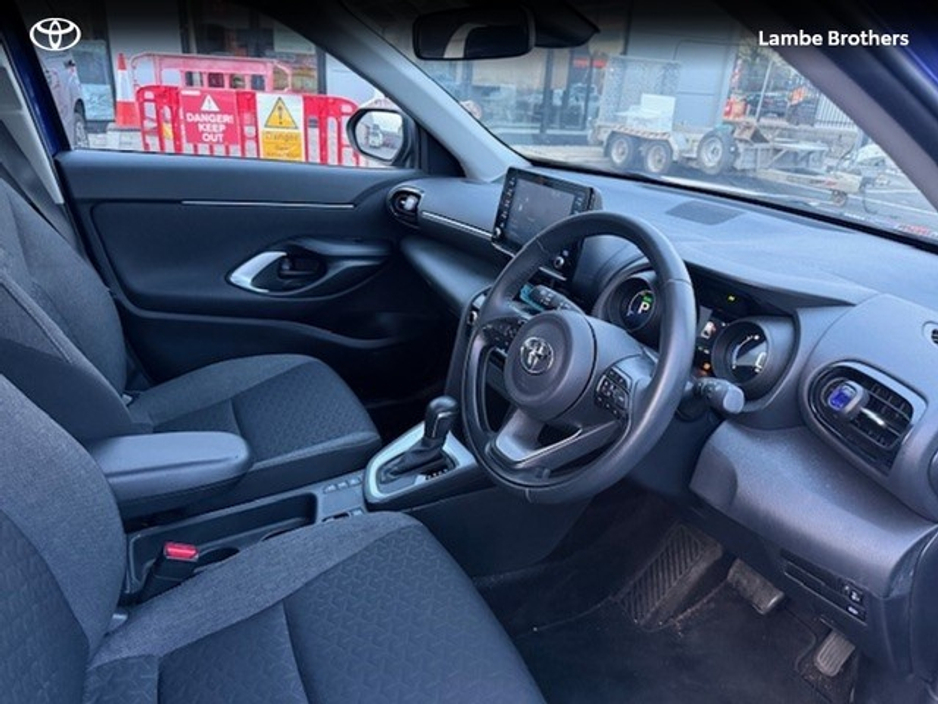 2023 Toyota Yaris Cross - image 6