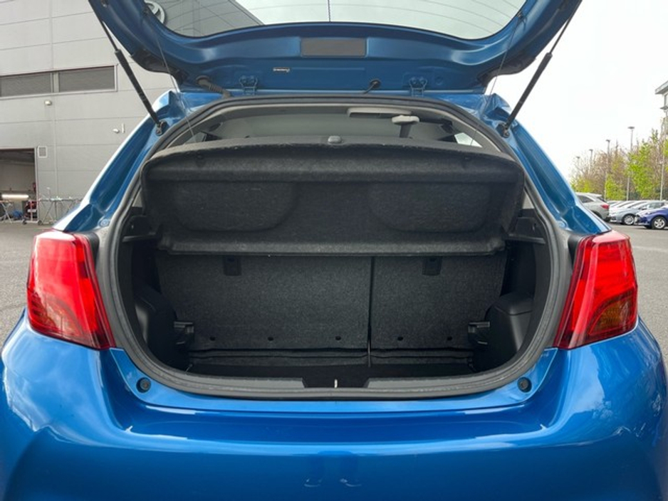 2016 Toyota Yaris - image 10