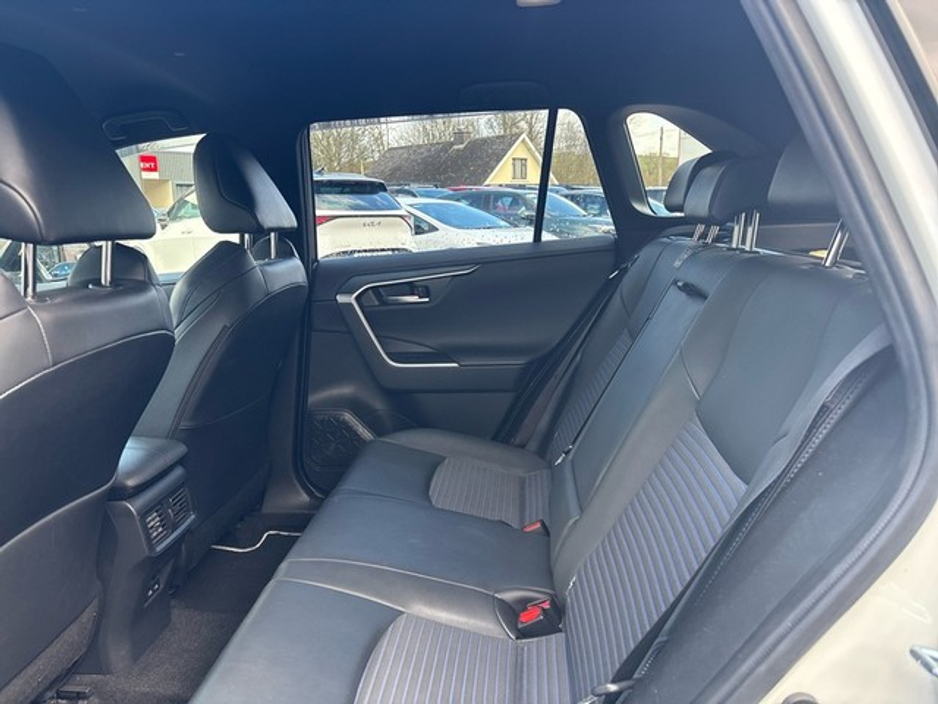 2022 Toyota Rav4 - image 7
