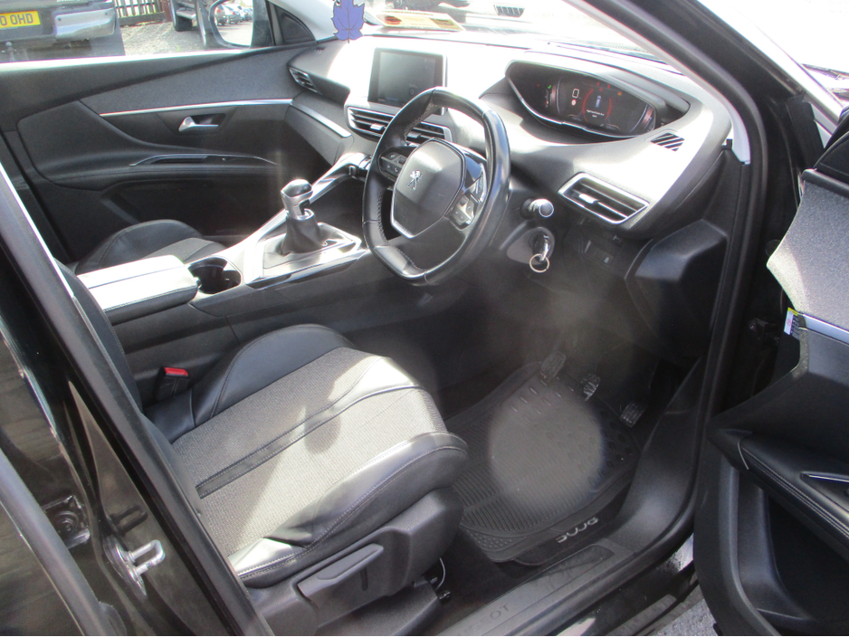 2018 Peugeot 5008 - image 13
