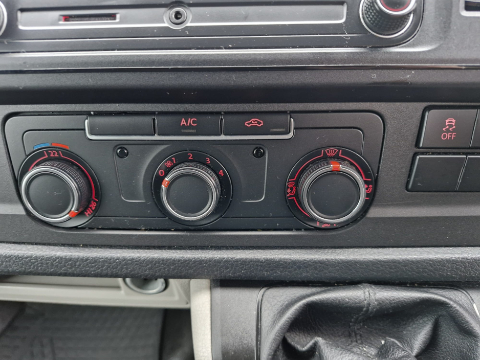 2019 Volkswagen Transporter - image 9