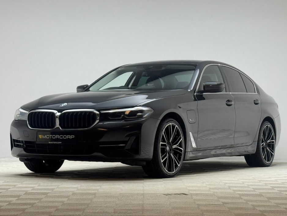 2023 BMW 5 Series - image 3