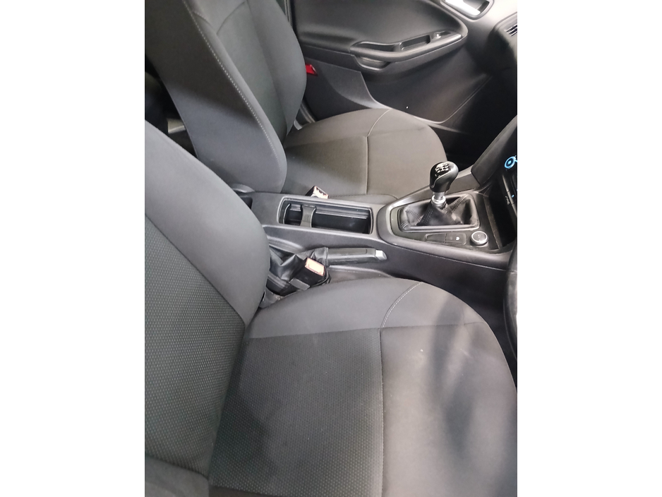 2016 Ford Focus - image 7