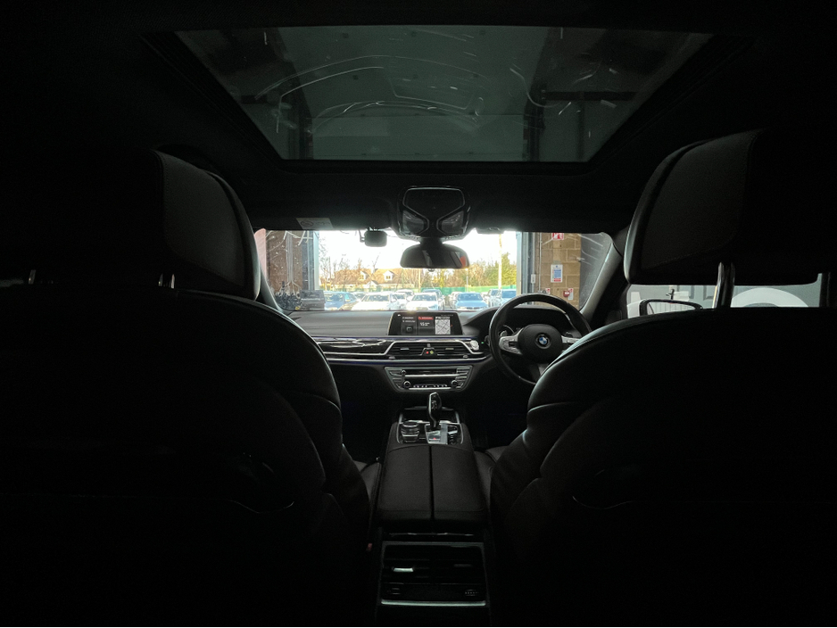 2017 BMW 7 Series 2017 BMW 740E IPERFORMANCE M-SPORT 2.0AUTOMATIC / CRUISE CONTROL / 360° PARKING CAMERA / ELECTRIC MEMORY HEATED & MASSAGING SEATS / PADDLE SHIFTERS / PANORAMIC SUNROOF / HEATED REAR SEATS