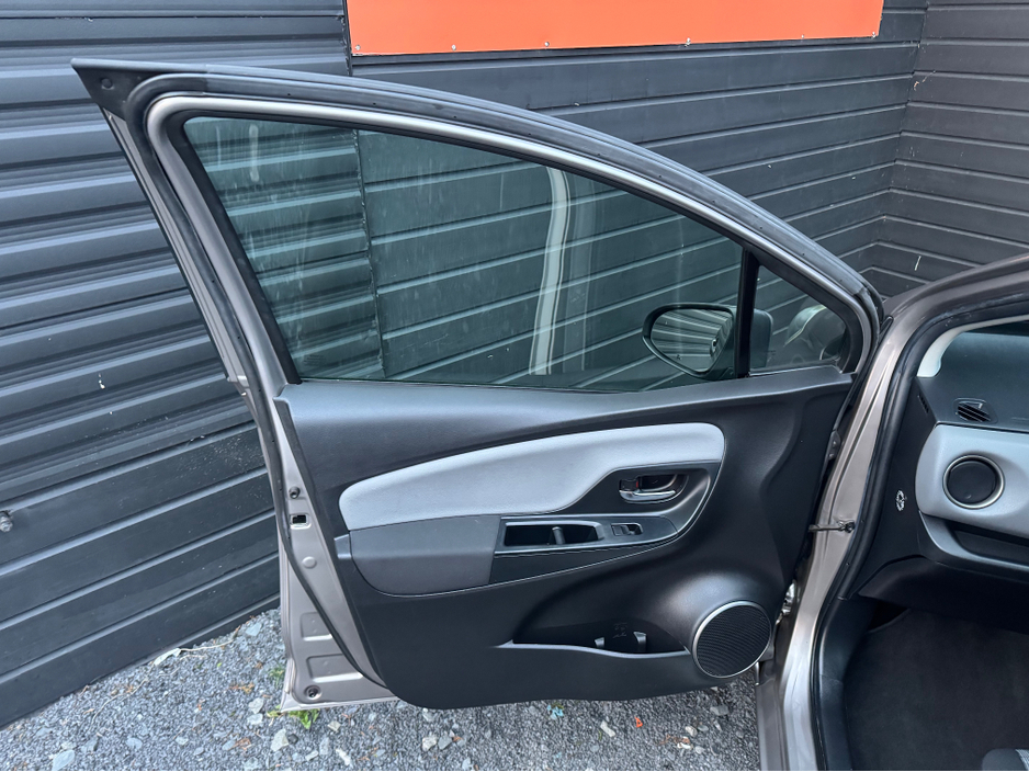 2016 Toyota Yaris - image 17