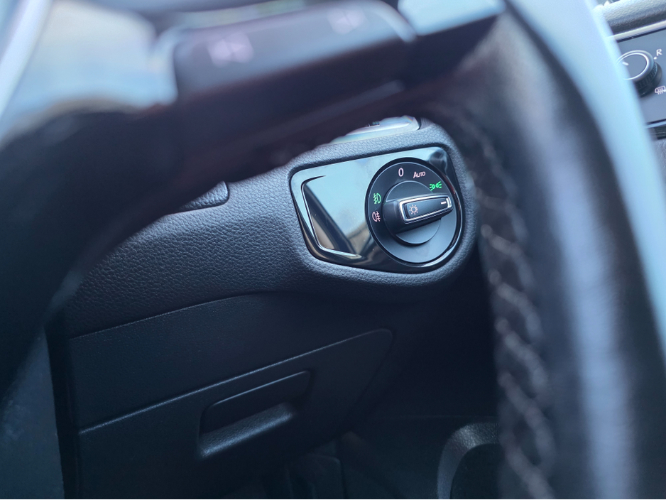 2017 Volkswagen Golf ( 172 REG LEATHER FULL LEATHER SEATS ELECTRIC MEMORY SEATS NAVI VIRTUAL CLOCKS ANDROID AUTO CARPLAY BLIND SPOT REAR TRAFFIC ASSIST ROAD SIGN RECOGNIZING LANE ASSIST LOW TAX BAND €17,500