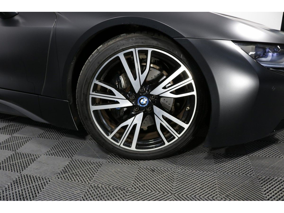 2017 BMW i8 - image 4
