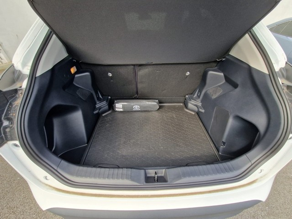 2025 Toyota Yaris Cross - image 9