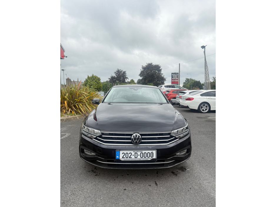 2020 Volkswagen Passat - image 3