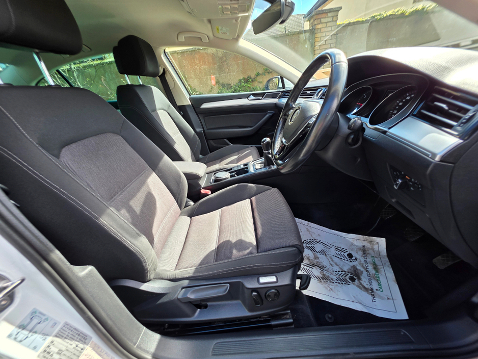 2016 Volkswagen Passat - image 10