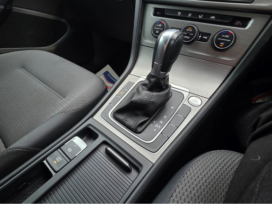 2017 Volkswagen Golf 1.2 TSI CARPLAY - ANDROID AUTO -  LANE ASSIST - PRIVACY GLASS  - REV CAMERA - LOW TAX BAND €15,950