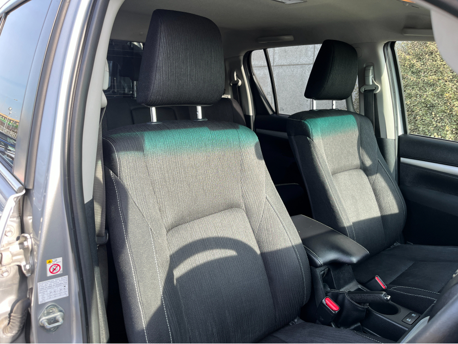 2017 Toyota Hilux - image 11