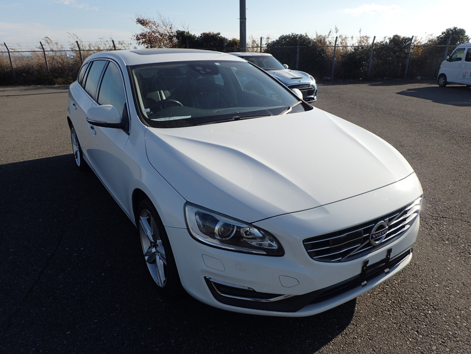 2018 Volvo V60 - image 2