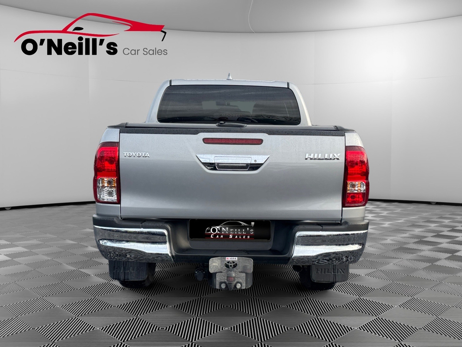 2025 Toyota Hilux - image 9
