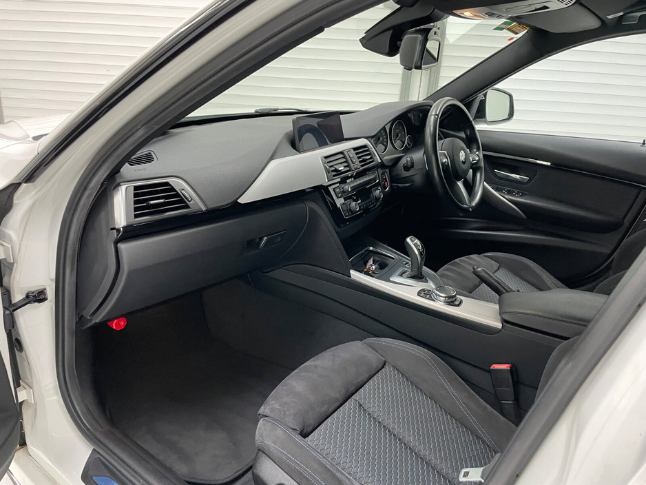 2016 BMW 3 Series - image 18