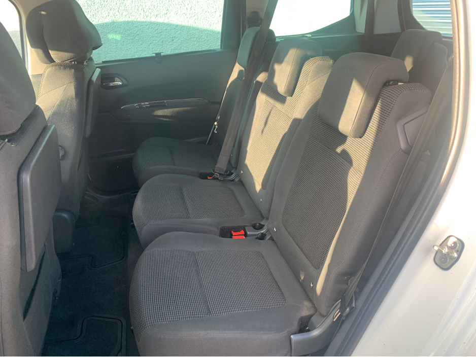 2015 Peugeot 5008 ACTIVE FAMILY 1.6 HDI 4DR €6,000