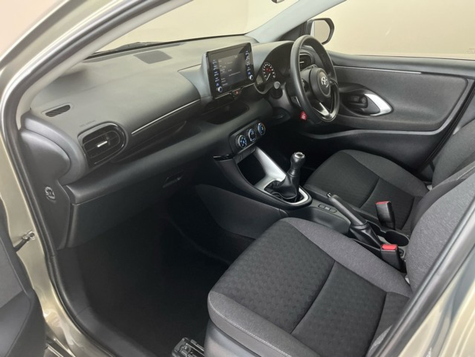 2021 Toyota Yaris - image 6