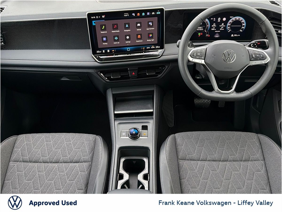 2025 Volkswagen Tiguan - image 2