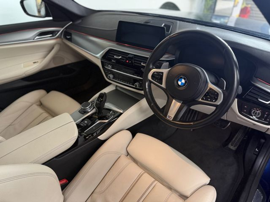 2020 BMW 5 Series - image 9