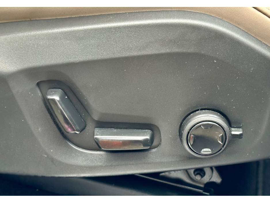 2025 Volvo XC90 - image 8